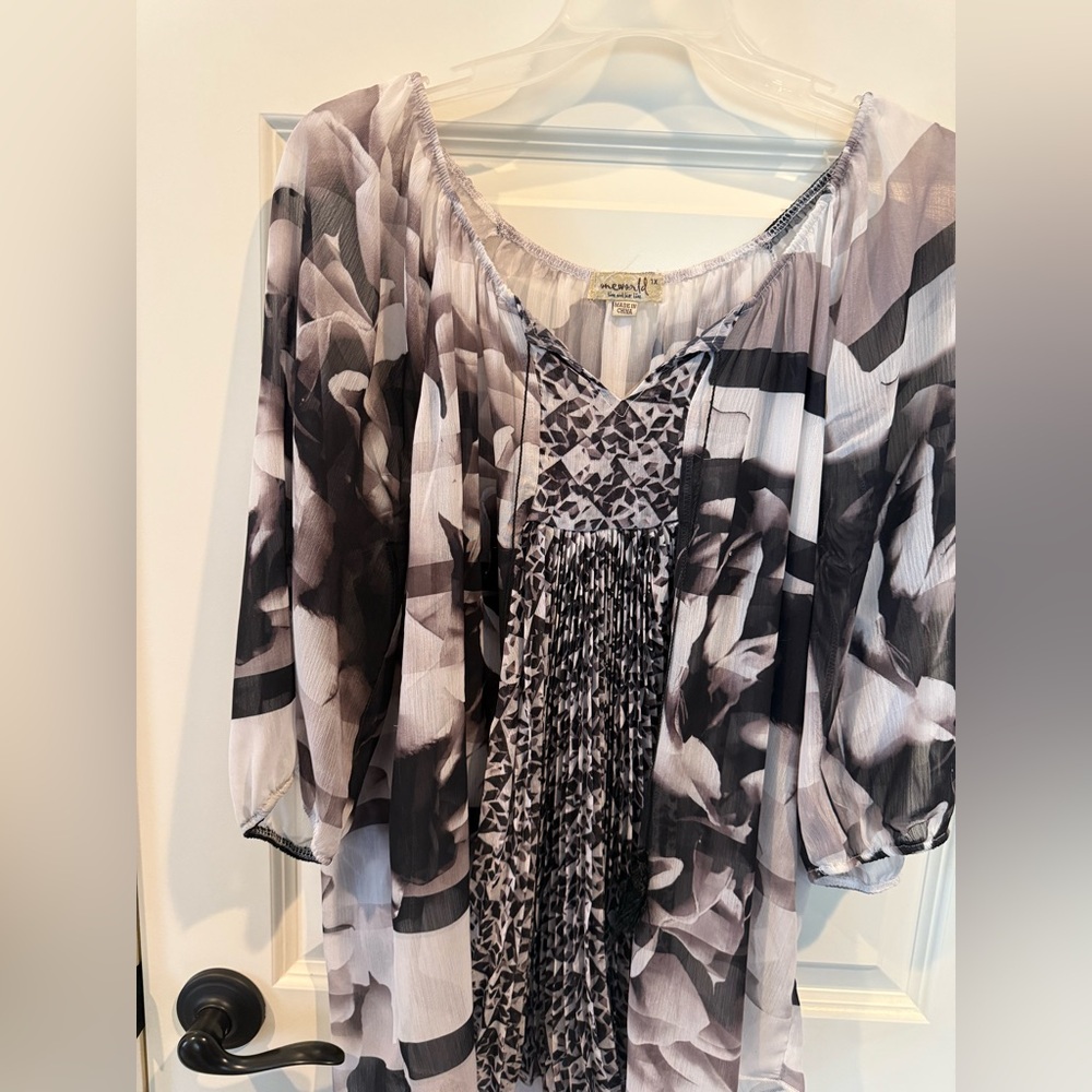 ONE WORLD Gray and White Patterned Top